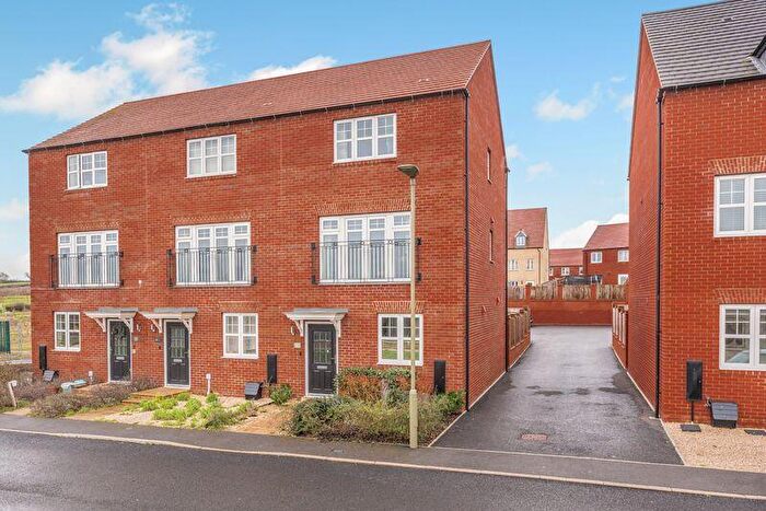 3 Bedroom Terraced House For Sale In Bywater Drive, Banbury, OX16
