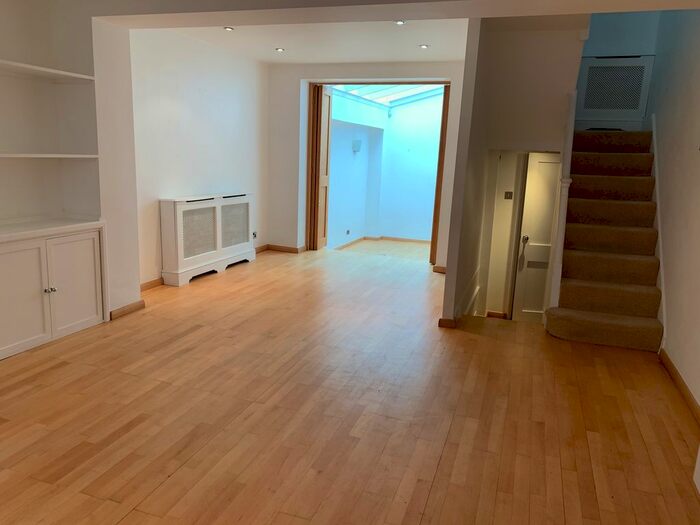 2 Bedroom Mews House To Rent In Kinnerton Place North, London, SW1X