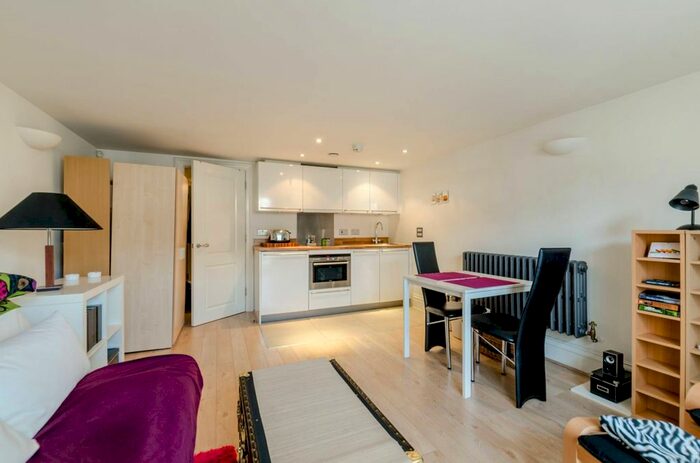 Studio To Rent In Kingsway Square, Battersea, London, SW11