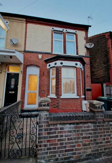 4 Bedroom Terraced House To Rent In Shaftesbury Road, Bedfordshire, LU4