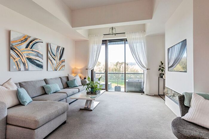 2 Bedroom Flat For Sale In Lake Shore Drive, Bristol, BS13