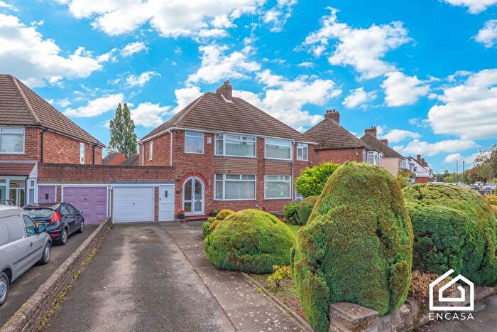 3 Bedroom Semi-Detached House For Sale In Lincoln Road North, Birmingham, B27