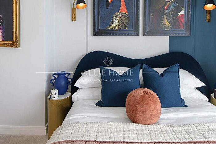 2 Bedroom Flat For Sale In Duke Of Wellington Avenue, London, SE18