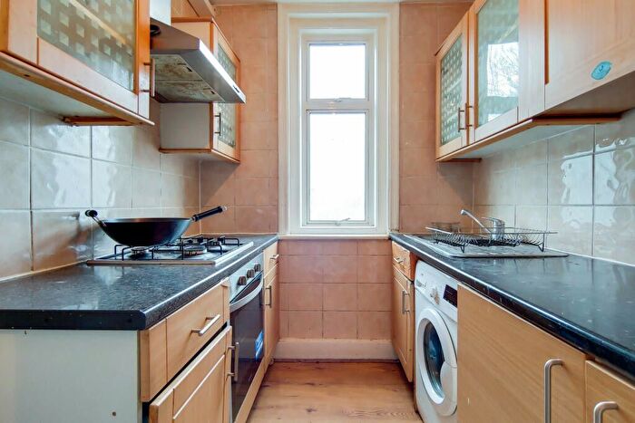 3 Bedroom Flat To Rent In Lower Addiscombe Road, Croydon, CR0