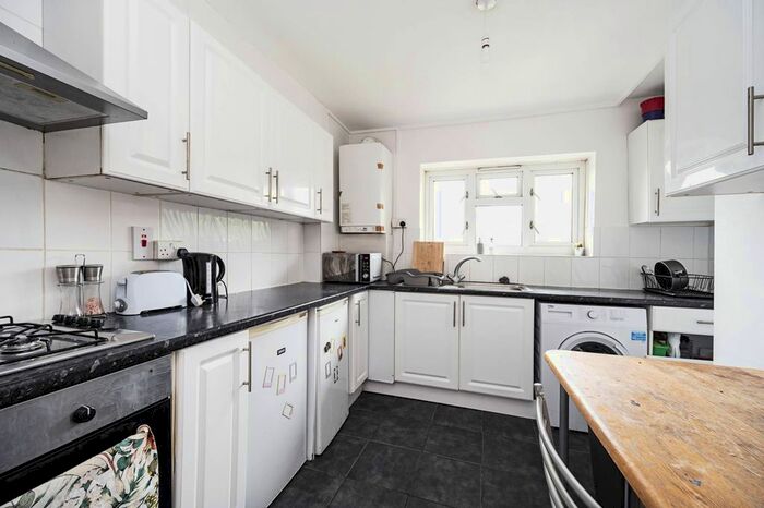 3 Bedroom Flat To Rent In Dawn Crescent, Stratford, London, E15