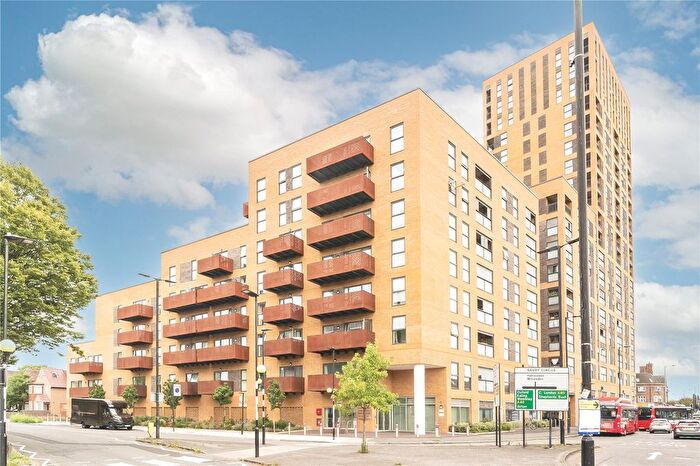 3 Bedroom Flat To Rent In East Acton Lane, London, W3