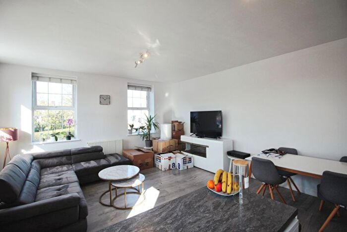 2 Bedroom Flat To Rent In Lancaster Road, Enfield, EN2