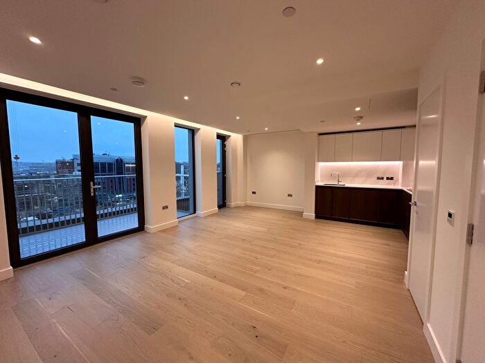 2 Bedroom Flat To Rent In Paragon Square, London, WC1X