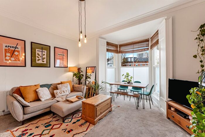 2 Bedroom Flat For Sale In Garratt Lane, London, SW17