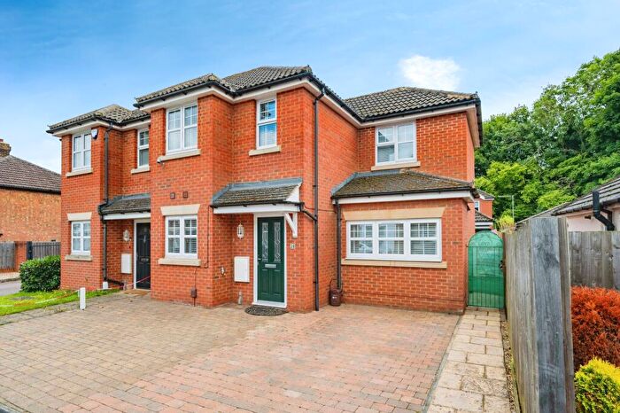 3 Bedroom Semi-Detached House For Sale In Capron Road, Dunstable, Bedfordshire, LU5