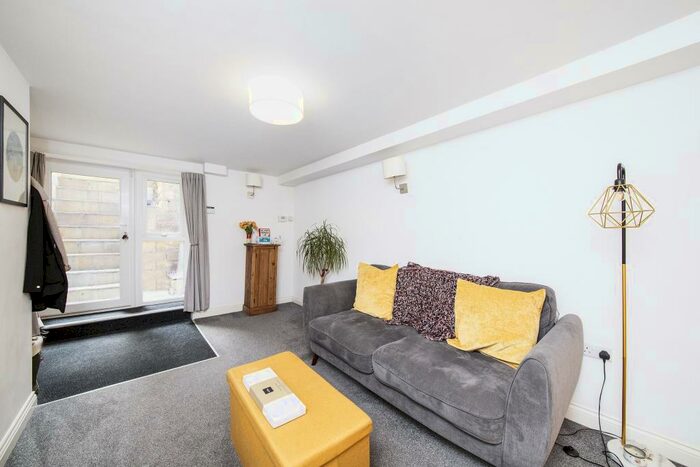 2 Bedroom Flat To Rent In Back Cowpasture Road, Ilkley, LS29