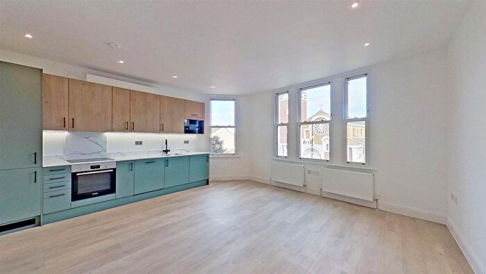 2 Bedroom Flat For Sale In Mitcham Road, London, SW17