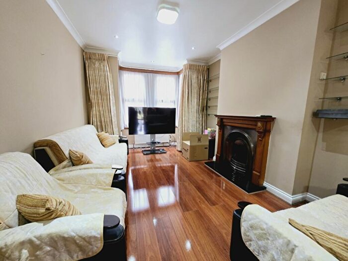 Semi-Detached House To Rent In Warwick Road, E4