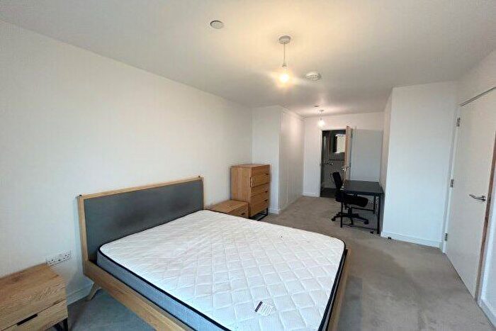 2 Bedroom Flat To Rent In Holdenhurst Road, Bournemouth, BH8