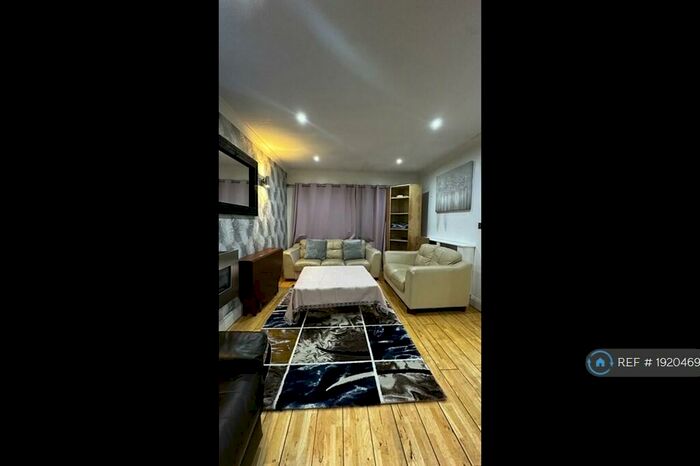 3 Bedroom Semi-Detached House To Rent In Langley Hall Road, Solihull, B92