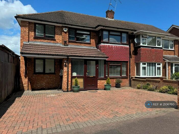 4 Bedroom Semi-Detached House To Rent In Lockington Crescent, Dunstable, LU5