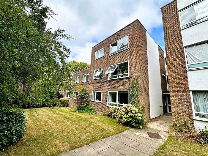 2 Bedroom Flat For Sale In Willow Grove, Chislehurst, BR7
