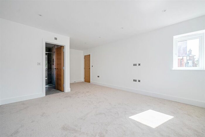 4 Bedroom Detached House For Sale In The Crescent, Maidenhead, SL6