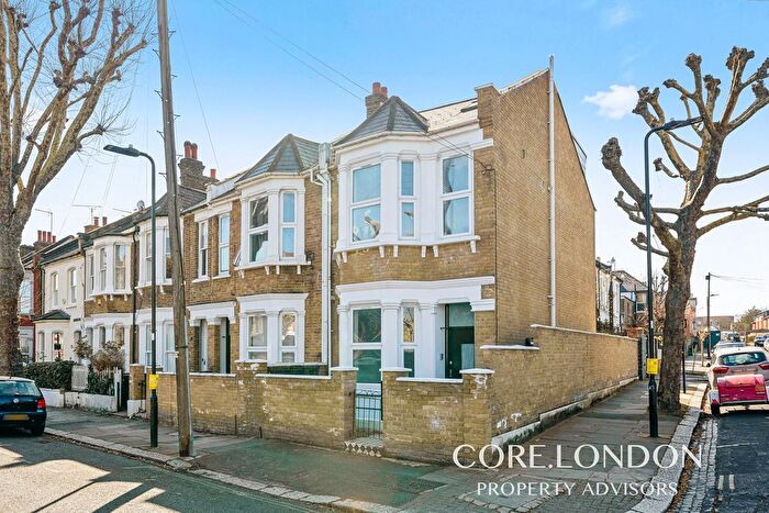 2 Bedroom Flat For Sale In Newton Avenue, London, W3