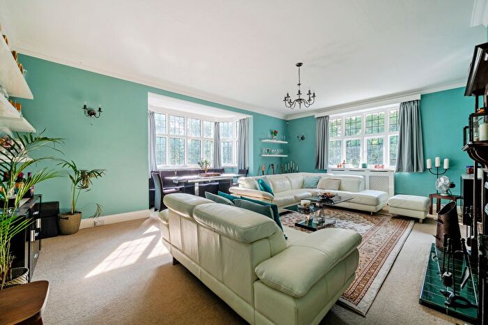 3 Bedroom Flat For Sale In Longdown Road, Lower Bourne Farnham, GU10