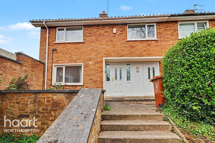 3 Bedroom Semi Detached House For Sale In Calder Green, Northampton, NN5