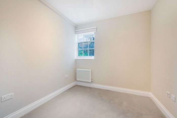 3 Bedroom Flat To Rent In Mitre Road, London, SE1