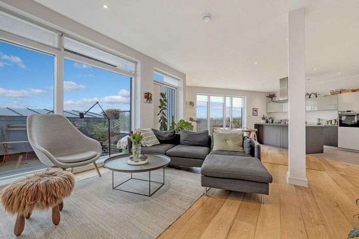 3 Bedroom Flat To Rent In Sotherby Court, Sewardstone Road, Bethnal Green, London, E2