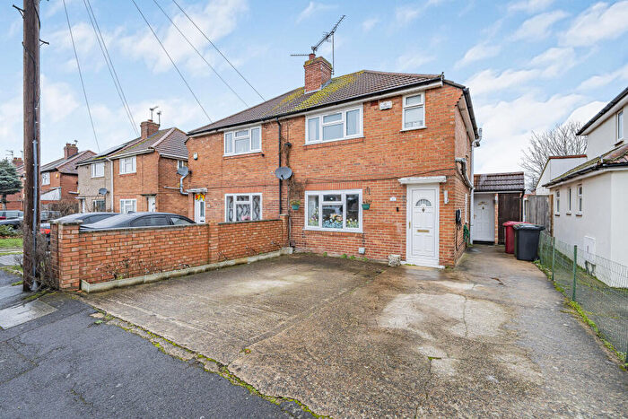 3 Bedroom Semi Detached House For Sale In Kent Avenue, Slough, SL1