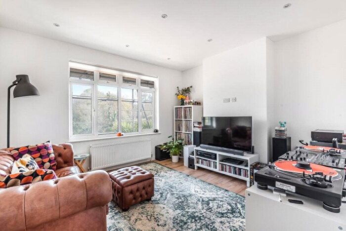 2 Bedroom Flat To Rent In Risborough Close, Muswell Hill, London, N10
