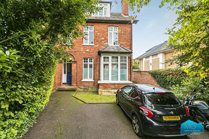 Apartment To Rent In Market Place, East Finchley, London, N2