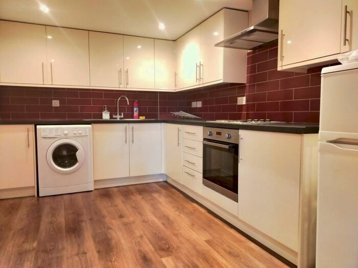 2 Bedroom Flat To Rent In Hooley Lane, Earlswood, RH1