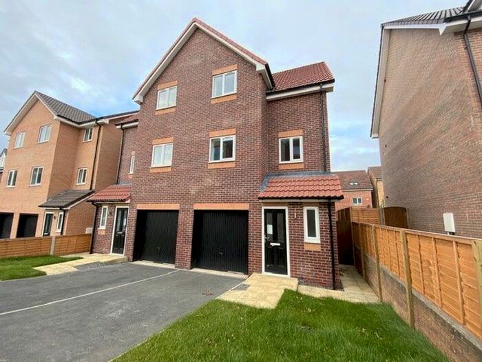 3 Bedroom Semi-Detached House To Rent In Leatham Avenue, Rotherham, South Yorkshire, S61