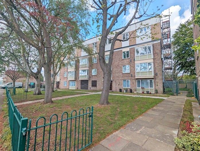 2 Bedroom Flat For Sale In Bethany Waye, Feltham, TW14