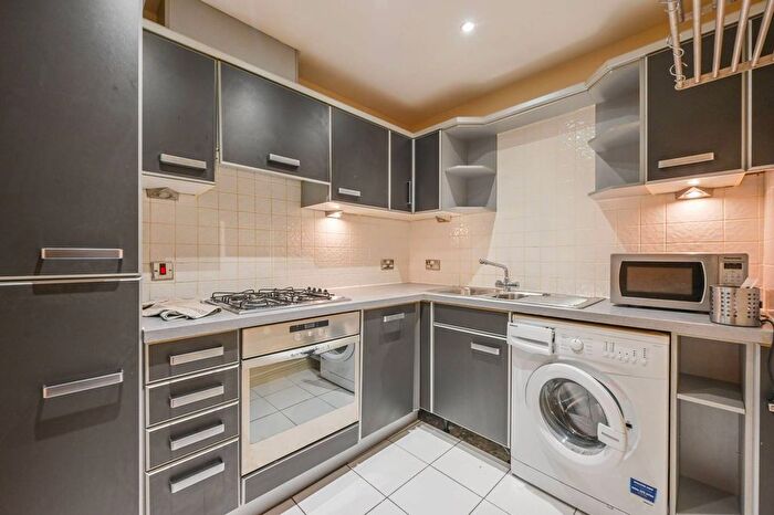 3 Bedroom Flat For Sale In Sail Court, Docklands, London, E14