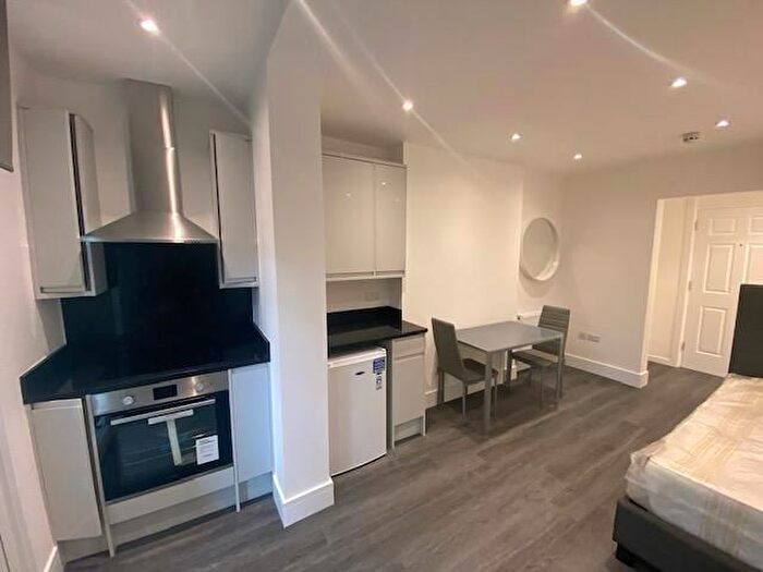 Studio To Rent In Nevern Square, London, SW5