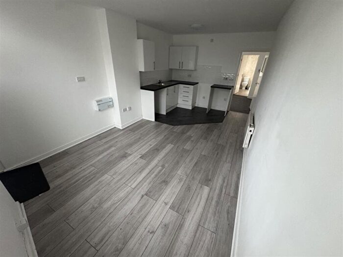 1 Bedroom Flat To Rent In Stanley Square, Stalybridge, Tameside, SK15