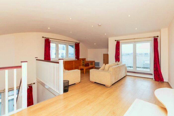 2 Bedroom Apartment To Rent In Crown Heights, Alencon Link, RG21