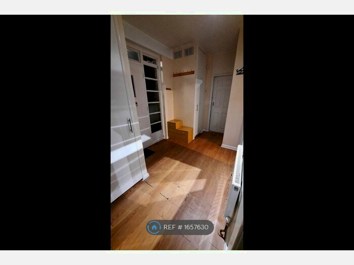 2 Bedroom Flat To Rent In Albert Drive, London, SW19