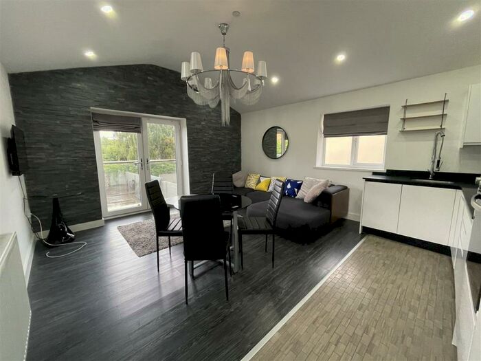 3 Bedroom Flat To Rent In The Walk, Cardiff, CF24