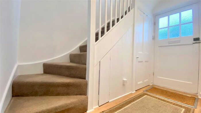 2 Bedroom Apartment To Rent In Wordsworth Walk, London, NW11