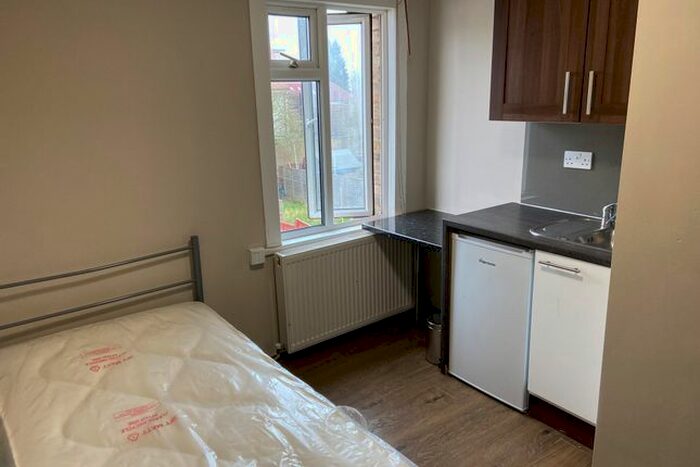 Studio To Rent In Cloister Road, Golders Green Cricklewood, NW2