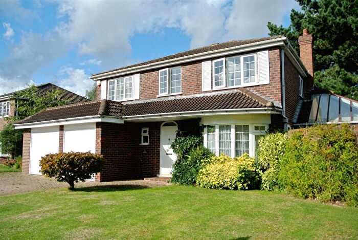 4 Bedroom Detached House To Rent In Weybridge, KT13