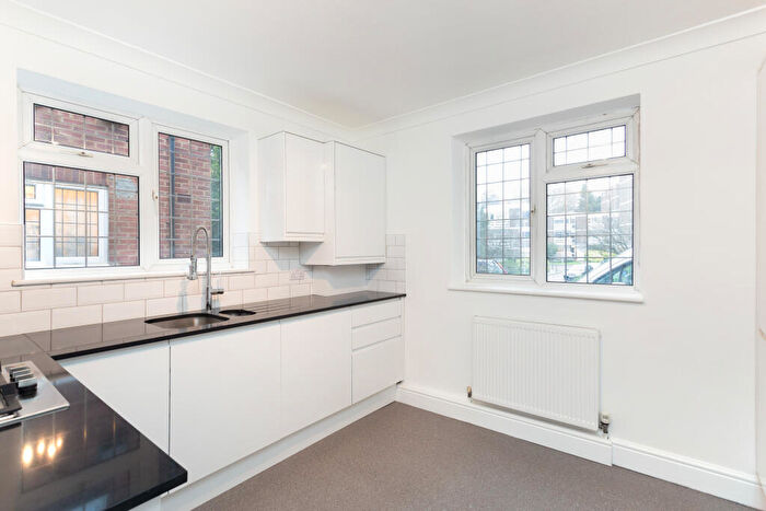 2 Bedroom Flat To Rent In Hill Crest, Upper Brighton Road, Surbiton, KT6