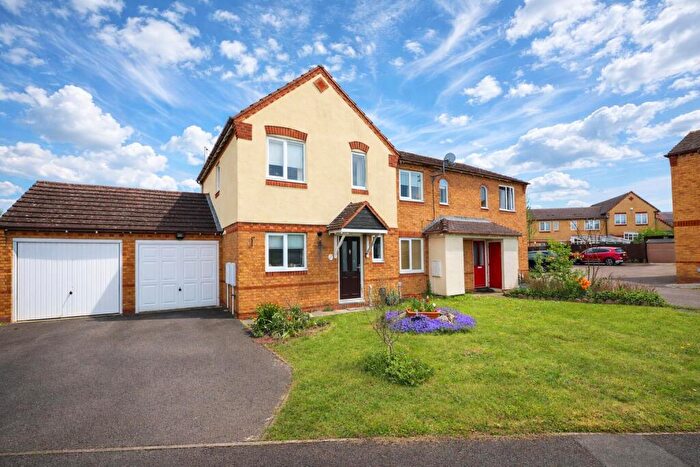 3 Bedroom End Of Terrace House For Sale In Foxglove Close, Rushden, NN10