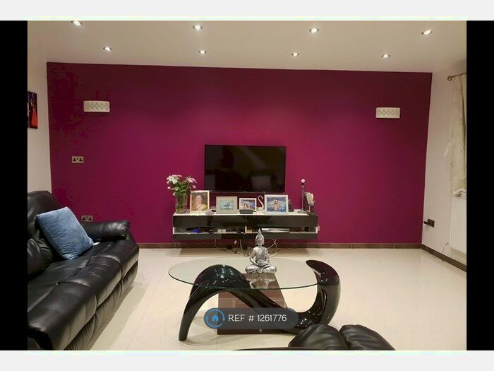 3 Bedroom Semi-Detached House To Rent In Pinner Road, Harrow HA2