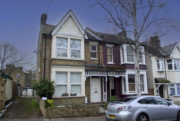 2 Bedroom Flat To Rent In Victoria Drive, Leigh-On-Sea, SS9