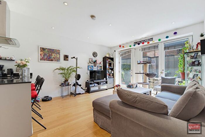 2 Bedroom Flat For Sale In Fairfield Avenue, Staines-Upon-Thames, Surrey, TW18