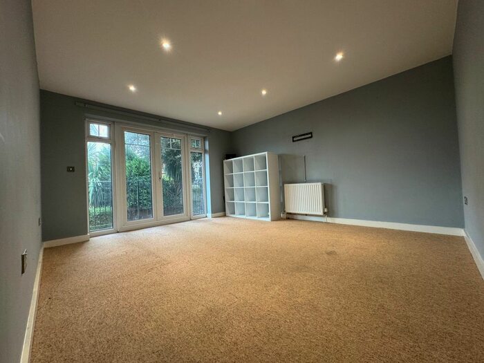 2 Bedroom Flat To Rent In Burnaby Road, Westbourne, Bournemouth, BH4