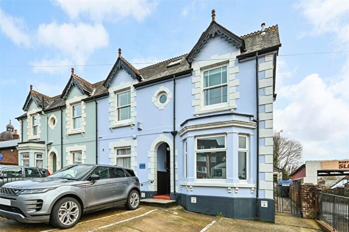1 Bedroom Flat For Sale In Charles Street, Petersfield, GU32