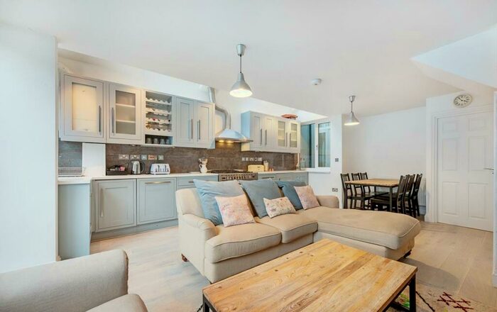 3 Bedroom Flat To Rent In Marmion Road, SW11